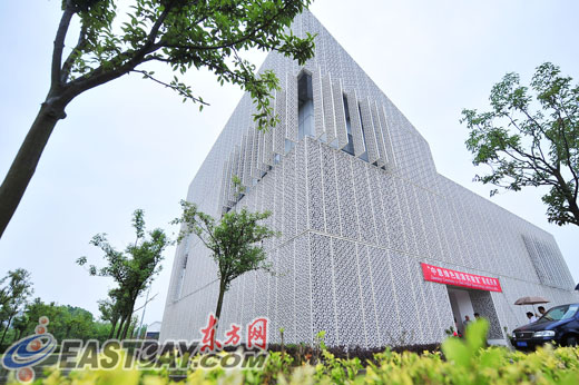 今天上午在上海交大落成的“中意绿色能源楼”建筑外观以镂空设计为主，美观大方。