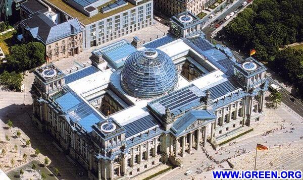 柏林国会大厦是一项改建工程,它的前身是具有100多年历史的帝国大 